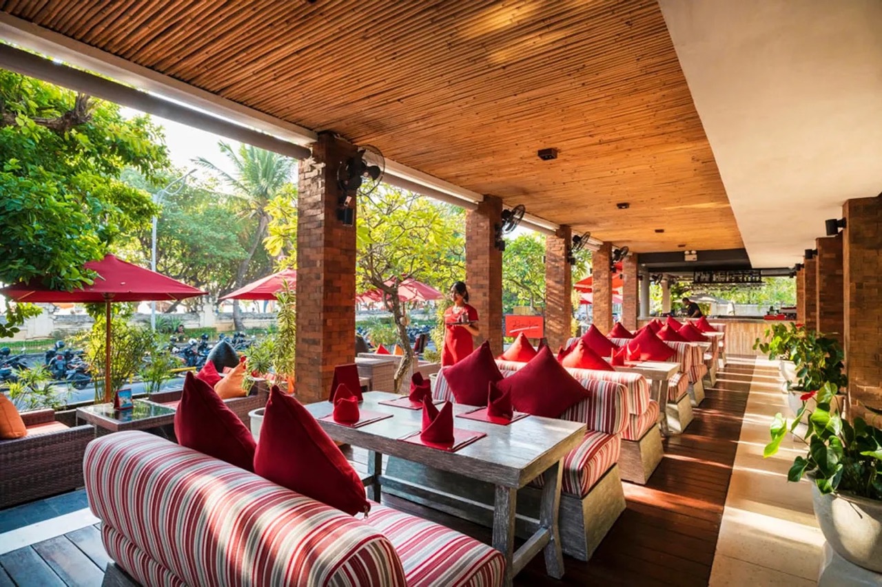 Rosso Vivo就在庫塔海灘路上，面對著庫塔海灘