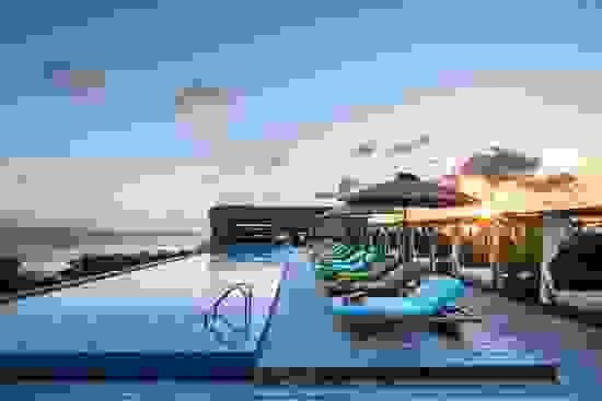 他們的游泳池有時候還會舉辦泡沫泳池趴喔！