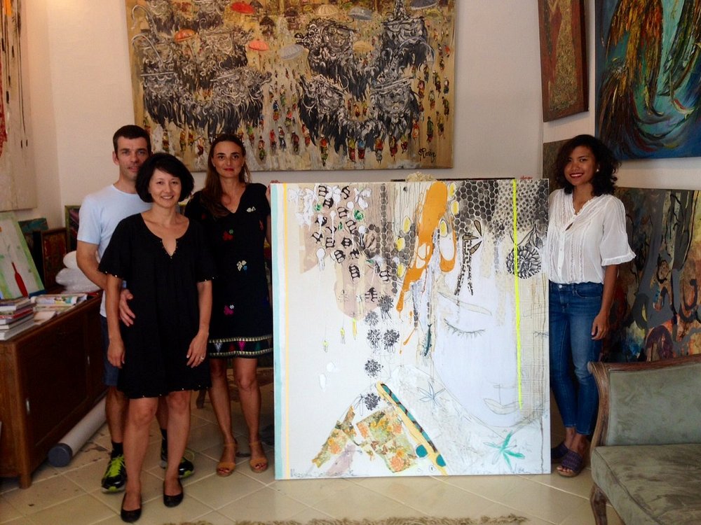 藝廊的經理Ari Purpa(右)還是個美女喔