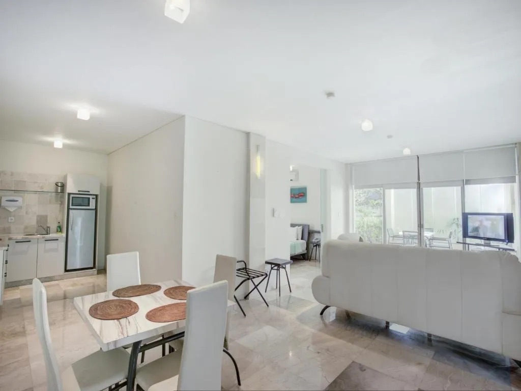 FuramaXclusive Ocean Beach Seminyak 的雙人suite。收錄於「水明漾的濱海精緻主題住宿指南」