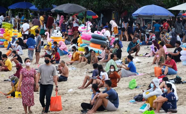 平時人少悠閒的沙努爾海灘, 在聖誕-新年假期期間也擠滿人!