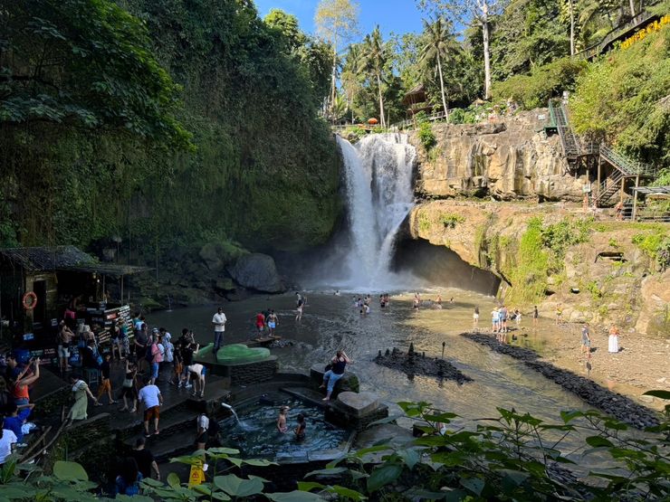 Tegenungan Waterfall. （趙康康提供）