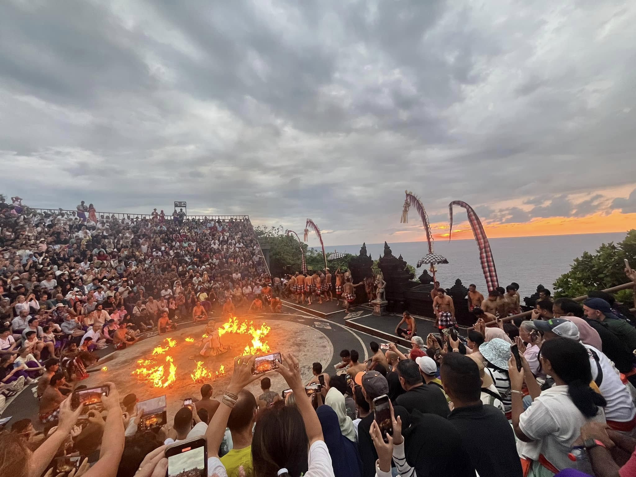 火舞 . 日落邊看火舞就看到18點那場