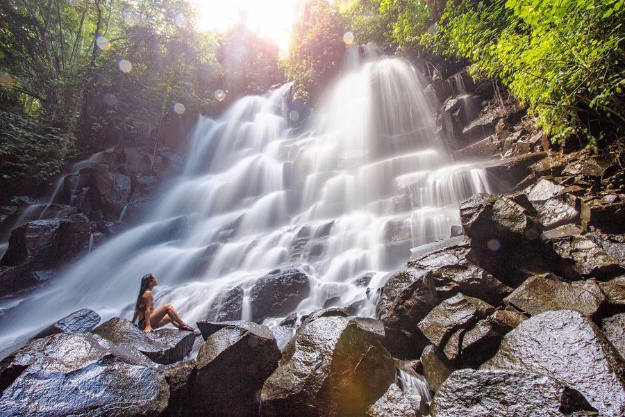 有名的Kanto Lampo瀑布並不是一個自然形成的瀑布，是因為蘇巴克灌溉系統的水溢出而形成