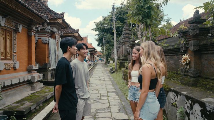 峇里島有來自各個國家、不同人種/母語的外國人