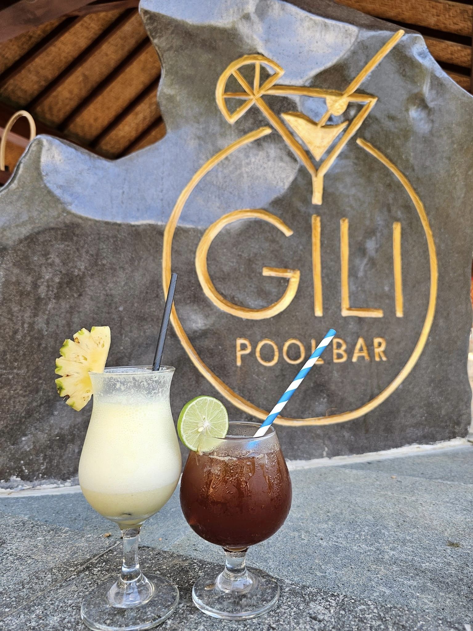 Holiday Resort Lombok的Pool Bar，Happy hour有5折，而且好喝