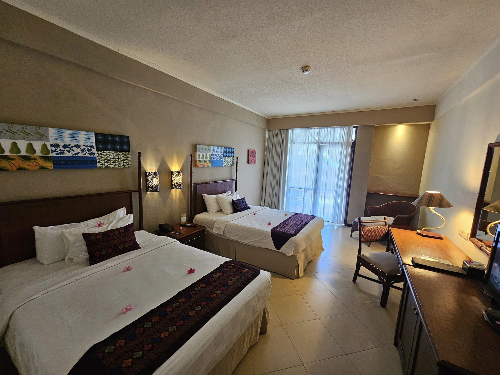 Holiday Resort Lombok，假日入住才NTD2500，房間寬敞，泳池很大，還有海灘