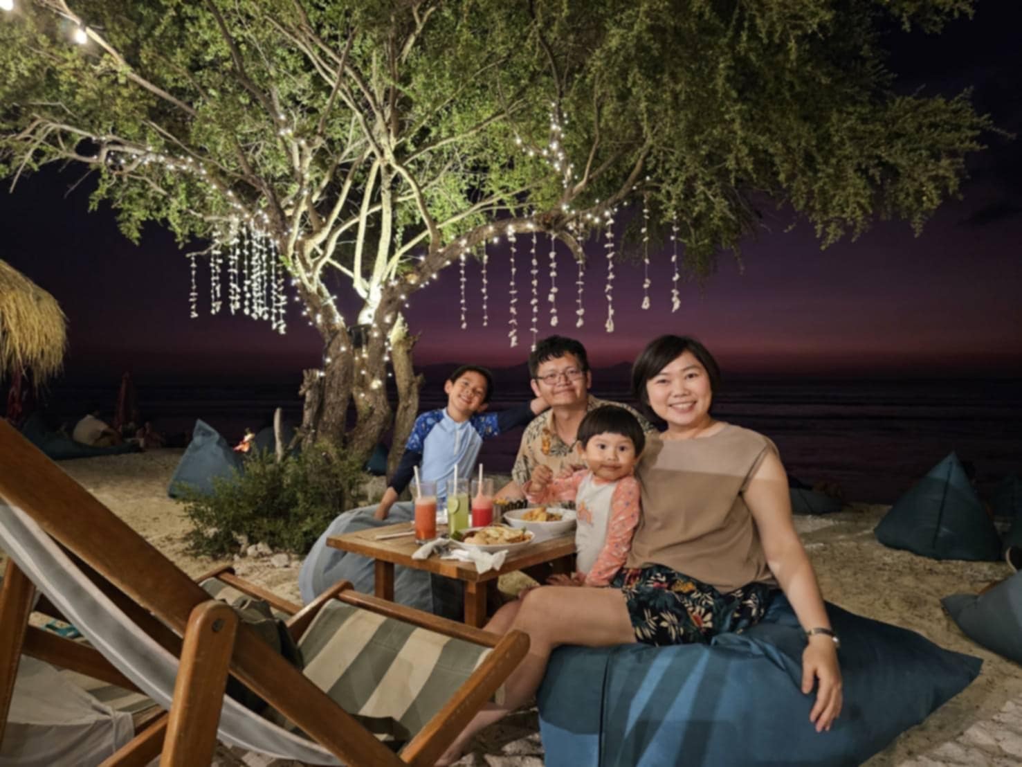 Gili T的Lazy Coconut，傍晚到可以看日落，旁邊有一些給小孩玩的玩具，所以小孩可以玩很久，調酒都有打折，比峇里島便宜