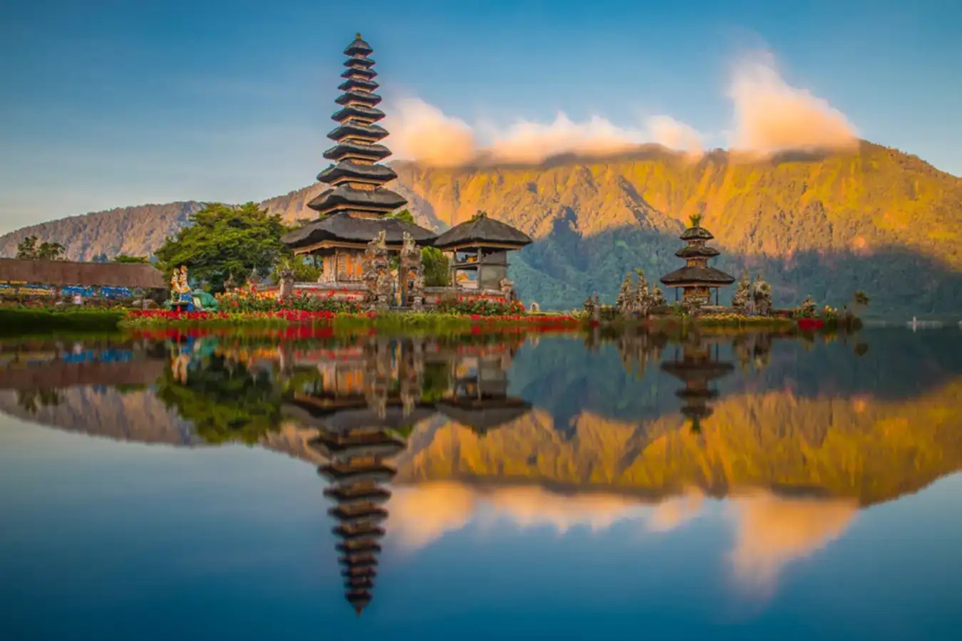 水神廟所在的布拉坦湖供應著賈提魯維梯田區的灌溉用水