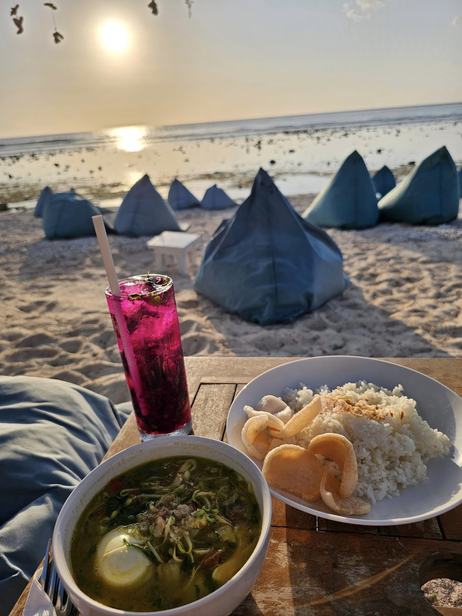 傍晚時分待在Gili T 的Lazy CoCo價格合理好吃