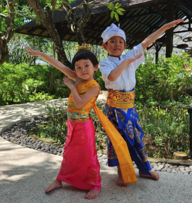 Movepick Resort Jimbaran，Kid's Club體驗當地服飾的活動