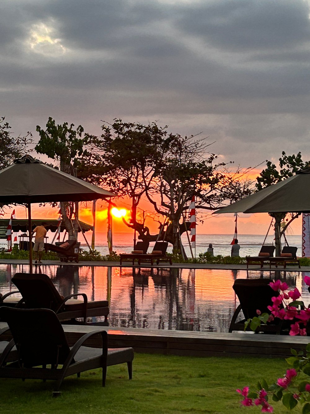 泳池畔的沙灘日出